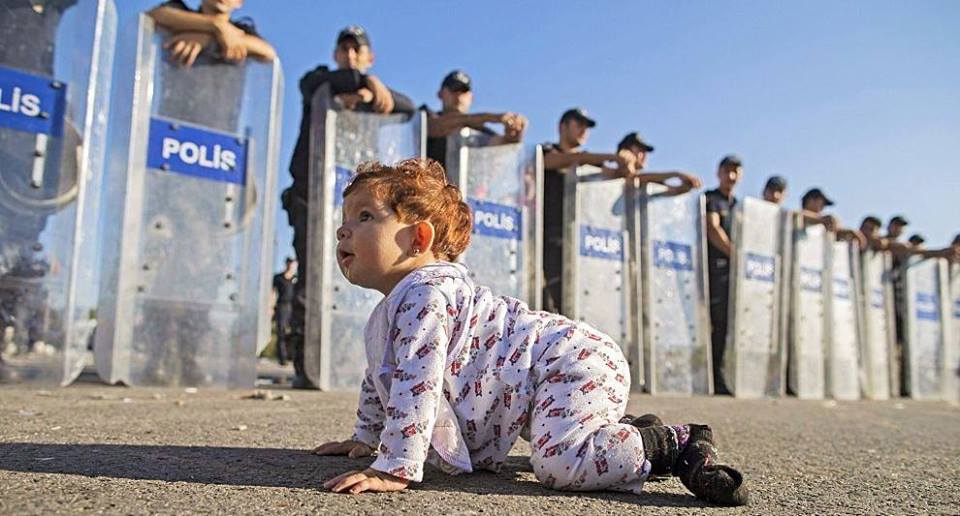 Enfant de migrants devant la frontière de la Slovénie - 2017 - © Casa Madiba