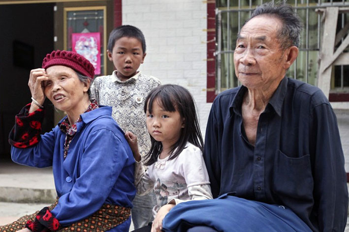 Une famille avec des enfants de migrants restés au pays dans le village de Bijie en Chine - © South China Morning Post