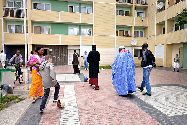 Populations d'origines variées dans une cité de la banlieue lyonnaise - © L'Humanité