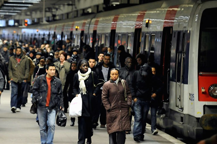 Population de la région parisienne dans une gare du RER C - © The Economist