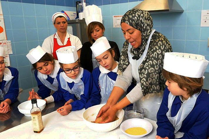 Séance de cuisine interculturelle dans une école en Italie - © Youtube