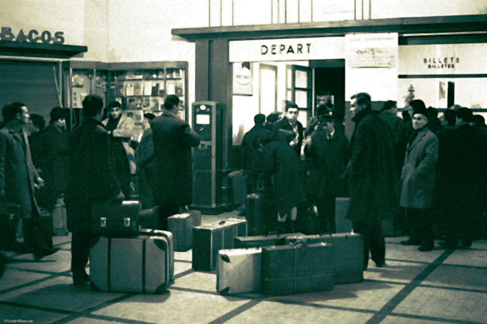 Immigrés portugais en transit à Hendaye pour Paris. Mars 1965 - © Gerald Bloncourt