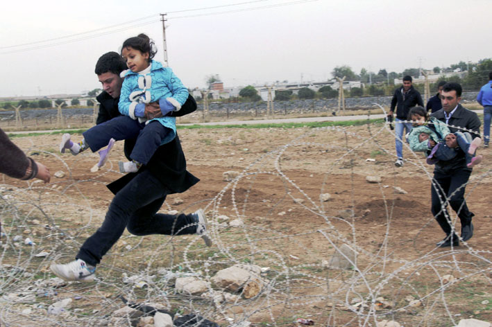 Réfugiés Syriens en train de franchir la frontière entre Sysrie et Turquie - © Metro.co.uk