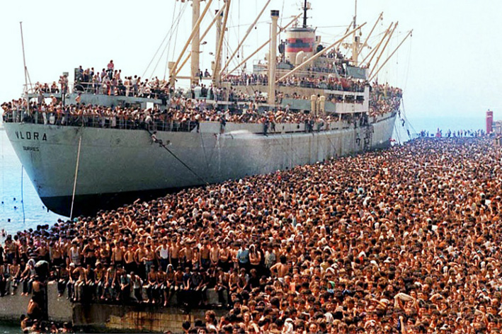 1991. Arrivée dans les Pouilles du navire Vlora chargé de milliers d'exilés albanais - © Sky.it