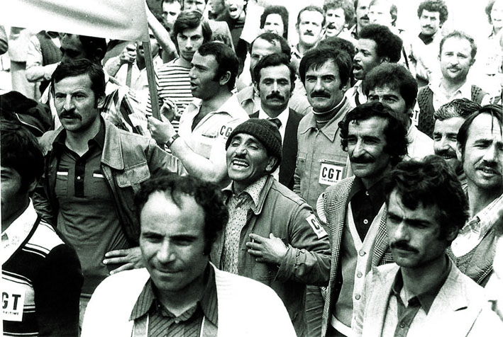 Travailleurs immigrés manifestent autour de la centrale électronucléaire de Paluel. Fin des années 1970 - © Gilles Pichavant