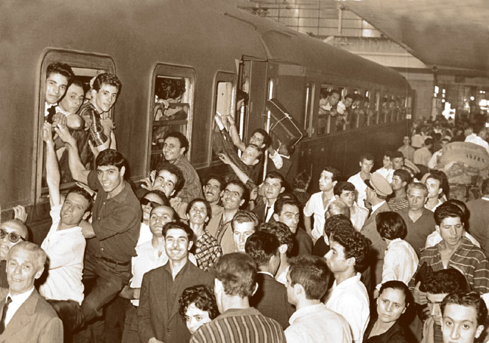 Migrants italiens à la gare de Naples dans les années 1950 - © La Stampa