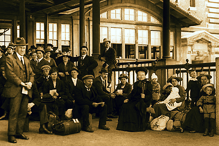 Années 1900. Des migrants européens à Ellis Island attendent de passer un examen physique - © Britannica Kids