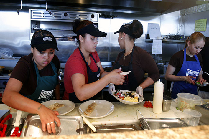 Employées immigrées dans une chaîne de restauration rapide - © Revue Feel