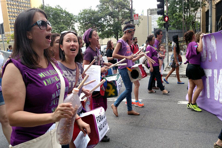 Femmes migrantes et d'autres militantes manifestent dans une ville brésilienne - © Migramundo