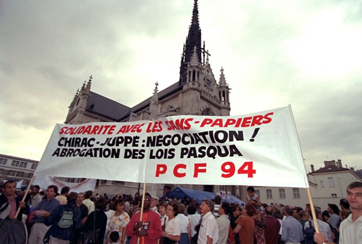 Manifestation en faveur des sans-papiers, devant l'Eglise Saint-Bernard à Paris en 1996 - © France Inter