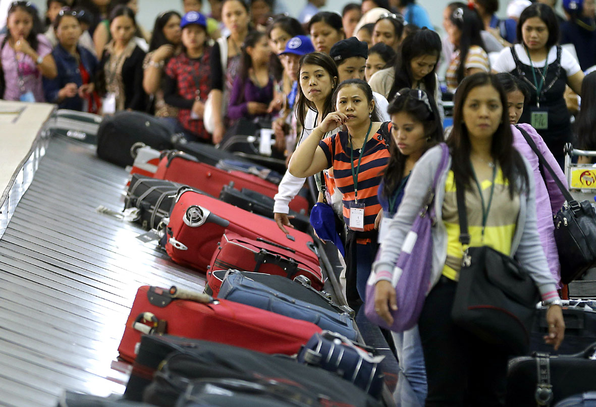 Femmes migrantes philippines à l'aéroport de Los Angeles - © Los Angeles Times