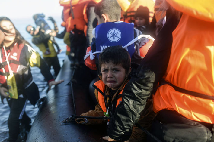 Des réfugiés débarquent dans l'île grècque de Lesbos (septembre 2015) - © Bulent Kilic/AFP